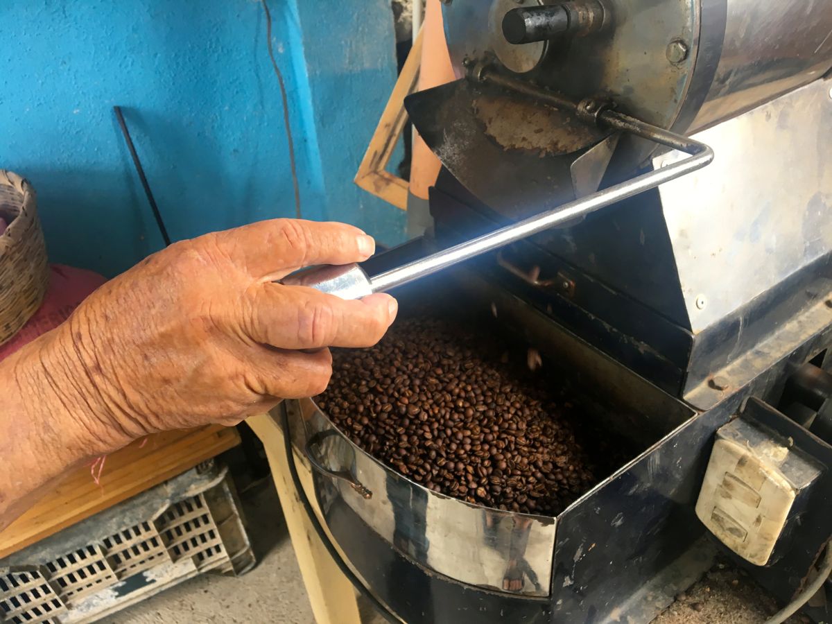 So kommt der Kaffee aus der Röstmaschine raus. Wohl gelenkt von erfahrenen Händen.